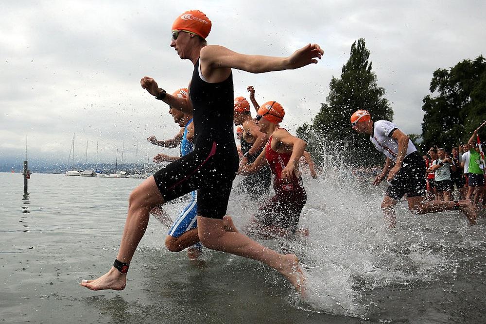 A competição do Triathlon é composta por três modalidades distintas: natação, ciclismo e corrida / Foto: Nigel Roddis/Getty Images